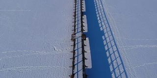 无人机飞越雪湖木桥