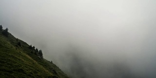 在伯尔尼地区格林德沃村附近的标志性的瑞士艾格尔山下的山谷中漂浮着时光流逝的云朵