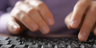 特写商人在电脑键盘上打字。男人的手忙着在键盘上打字。黑客的学生。缓慢的运动。