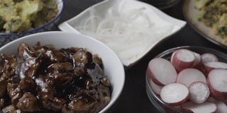 红烧汁鸡胸肉，花椰菜和萝卜。亚洲美食。视频冲淡
