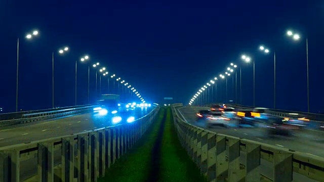 公路交通车辆在夜间时间流逝。汽车在桥上行驶的晚上时间流逝。4 k UHD