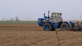 播种前要把地里的土壤弄松。拖拉机用犁犁地视频素材模板下载