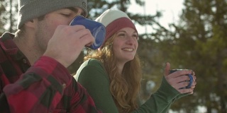 一对夫妇在一个下雪天一起喝咖啡的特写镜头