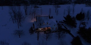 高角Flyover的宾夕法尼亚农场房子在冬天
