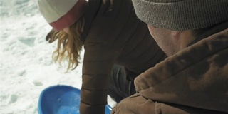 在一个年轻女人上雪橇的肩膀镜头