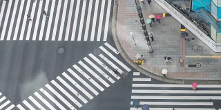 步行者穿过日本东京银座十字路口