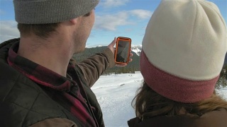 这是一对年轻情侣用手机自拍的照片视频素材模板下载