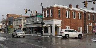 典型的美国小镇主街冬季立景与降雪
