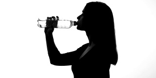 喝瓶装水的女人，健康的生活方式，恢复ph值平衡