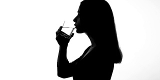 女性廓饮一杯水，恢复酸碱平衡，减肥