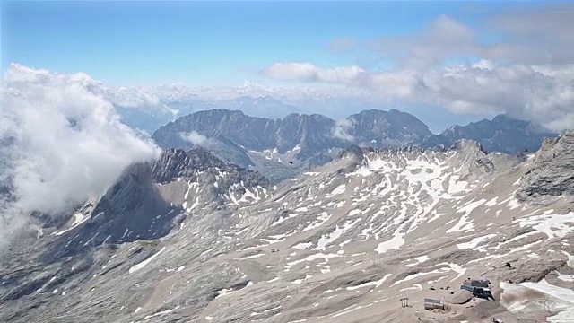 摇摄:鸟瞰图Zugspitze阿尔卑斯阿尔卑斯山脉景观德国之巅