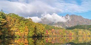 延时:鹿神池与秋天红叶早晨，日本长野