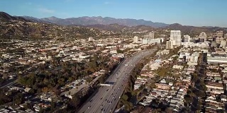洛杉矶高速公路和格兰岱尔电厂鸟瞰图