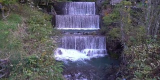 电影倾斜:竹鹤桥和瀑布，土河温泉，福岛，日本