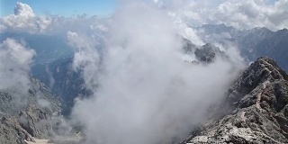摇摄:鸟瞰图Zugspitze阿尔卑斯阿尔卑斯山脉景观德国之巅