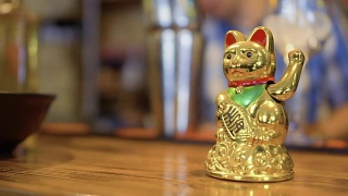 韩国餐厅吧台上的金色幸运猫颈猴视频素材模板下载