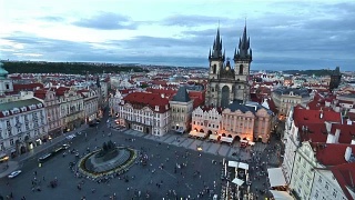 电影倾斜:行人拥挤在布拉格老城广场捷克共和国日落视频素材模板下载