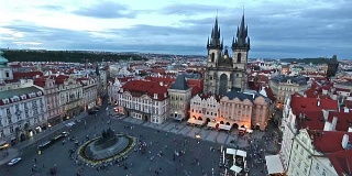 电影倾斜:行人拥挤在布拉格老城广场捷克共和国日落