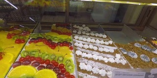 陈列着各种蛋糕的蛋糕店的橱窗。馅饼和蛋糕甜点店。糕点店有甜甜圈，松饼，焦糖布丁，水果和浆果蛋糕