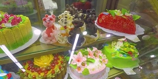 陈列着各种蛋糕的蛋糕店的橱窗。馅饼和蛋糕甜点店。糕点店有甜甜圈，松饼，焦糖布丁，水果和浆果蛋糕
