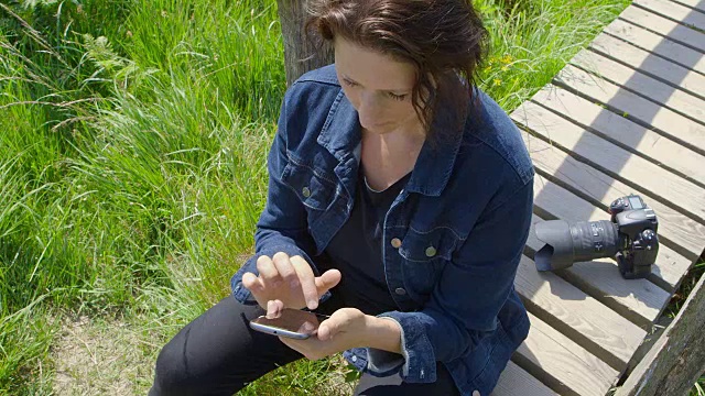 专业自然摄影师用智能手机发短信