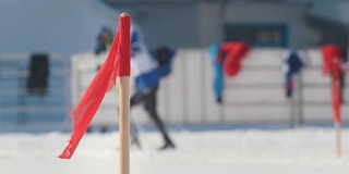 越野滑雪比赛，模糊不清