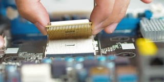 拆卸和更换计算机处理器(CPU)。安装和拆卸计算机处理器(CPU)。技术人员将微处理器插入主板插座。