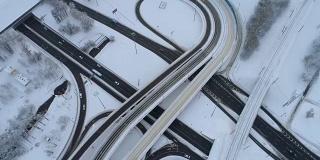 鸟瞰图高速公路交叉口在冬天被雪覆盖。
