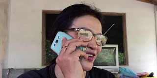 亚洲中年妇女使用智能手机