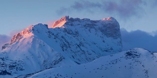 devoly Massif的Pic de Bure在日落和黄昏之间的冬季时间间隔。Hautes-Alpes,阿尔卑斯山,法国