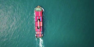 航拍远洋集装箱船
