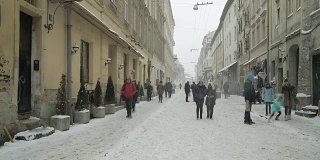 乌克兰利沃夫——2018年冬季:乌克兰老城利沃夫的降雪天气。人们沿着狭窄的老街走。