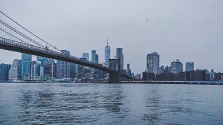 从白天到夜晚的曼哈顿天际线，布鲁克林大桥公园视频素材模板下载