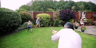 一家人在花园里打水仗