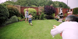 一家人在花园里打水仗