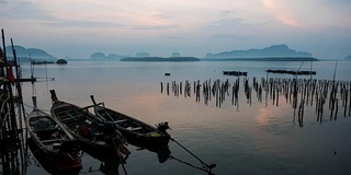 4K-Time Lapse热带海洋和美丽多彩的日出或日落在班桑chongtai在泰国攀雅省。