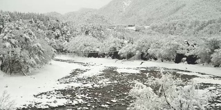 淘金:从白川村经过的Shogawa河太宽，不能通过小桥