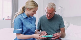 护士在家访中帮助老人安排药物治疗