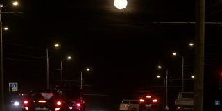 十字路口Ñar乘坐包括交通灯。夜路与灯笼离开，在满月的远方。