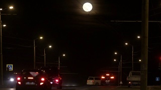 十字路口Ñar乘坐包括交通灯。夜路与灯笼离开，在满月的远方。视频素材模板下载