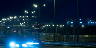 公路交通车辆在夜间时间流逝。汽车行驶在道路上的桥晚上延时。