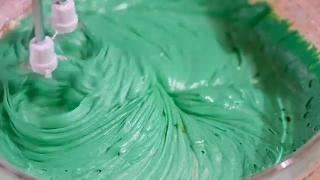 用搅拌机把生面团打成绿色视频素材模板下载