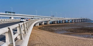 中国厦门集美大桥上的汽车行驶