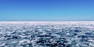 在阳光明媚的冬日，飞过浮冰。相机倾斜