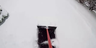 在雪地里清理出一条小路