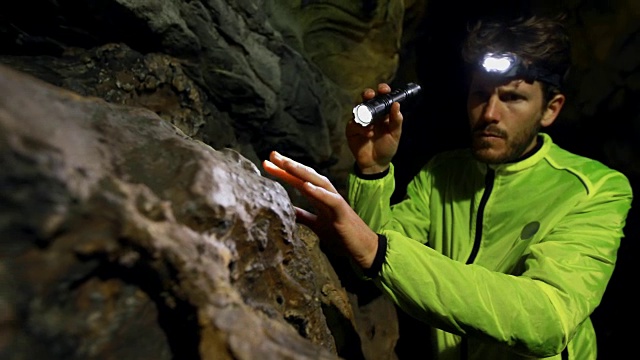男性徒步旅行者探索黑暗的洞穴，4k