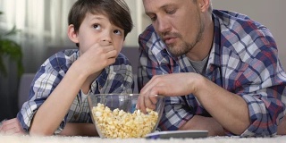 男公司花时间一起看电视，吃爆米花，做父亲