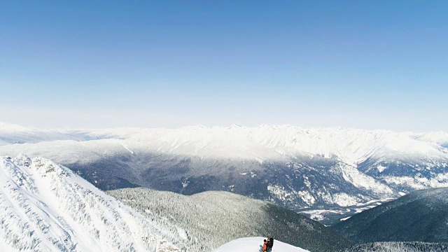 滑雪者站在雪山上4k