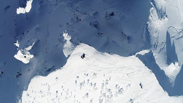 滑雪者站在雪山上4k