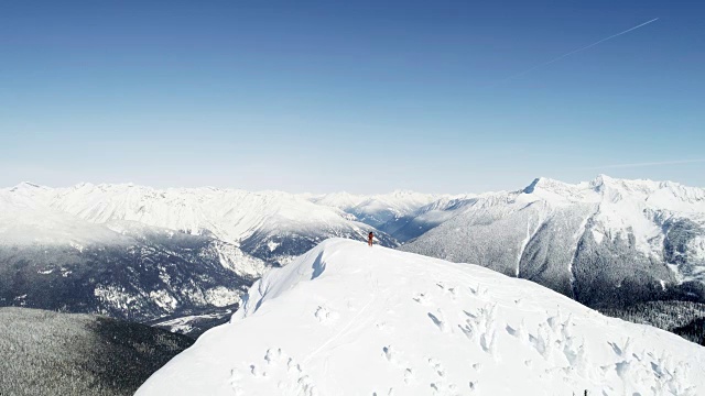 滑雪者站在4k雪山的顶端